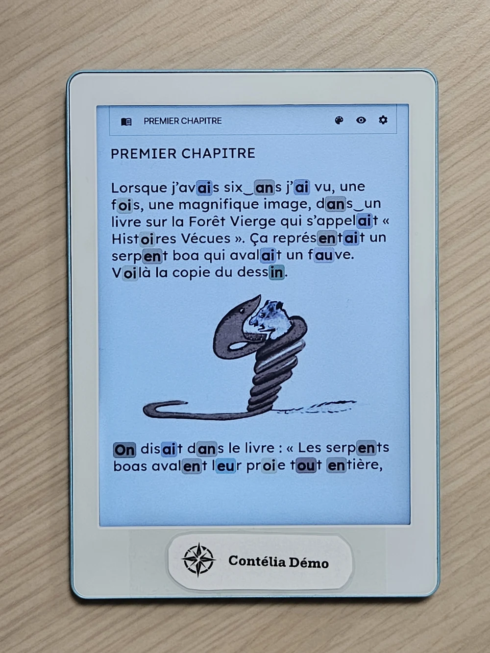 Prototype réel de la liseuse Contélia en mode portrait affichant une page classique avec texte et illustration