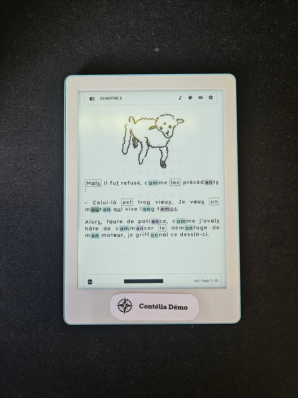 Prototype réel de la liseuse Contélia en mode portrait avec des mots outils et graphèmes mis en évidence