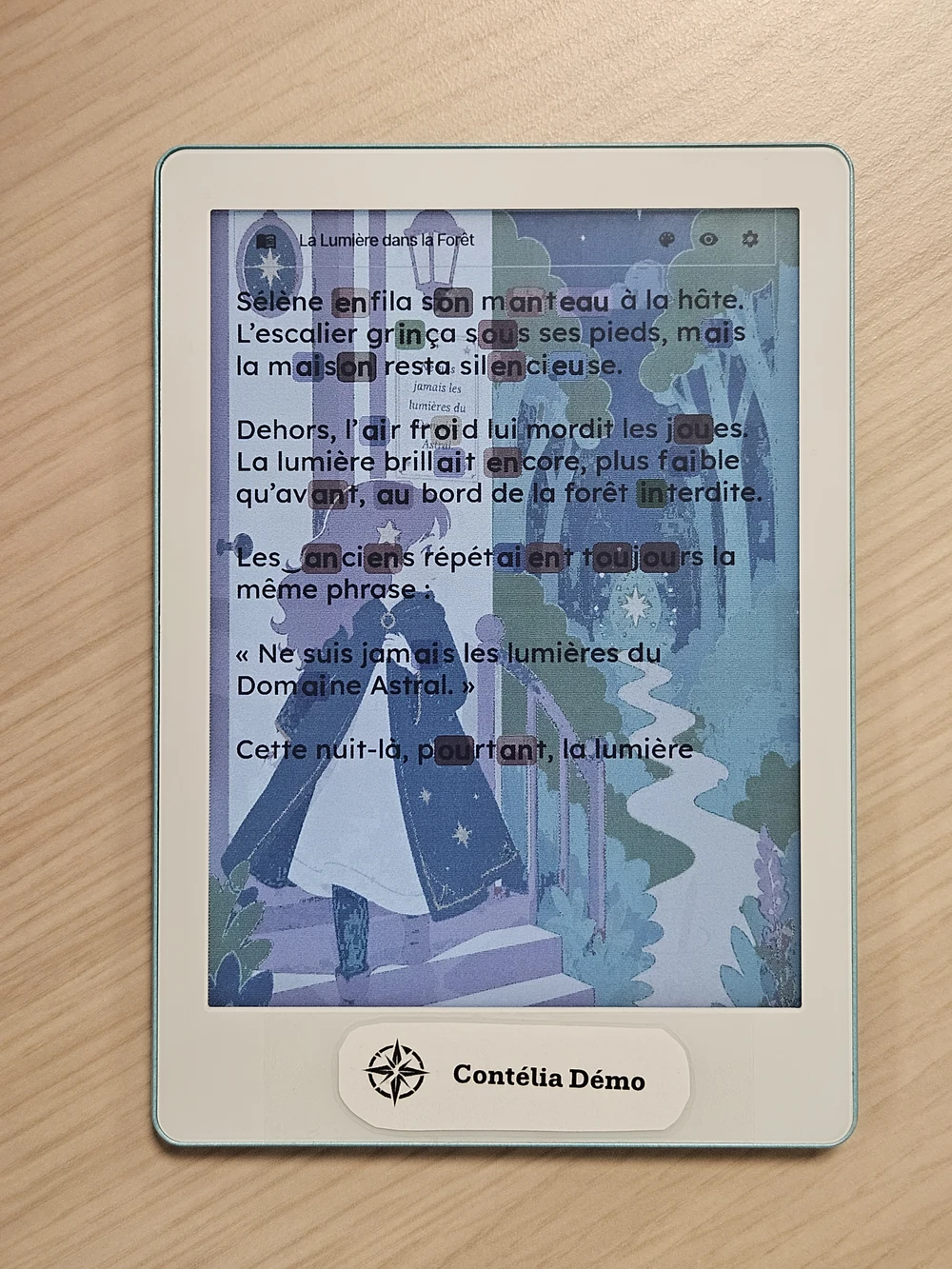 Prototype réel de la liseuse Contélia en mode portrait avec une illustration en arrière-plan et des aides de lecture